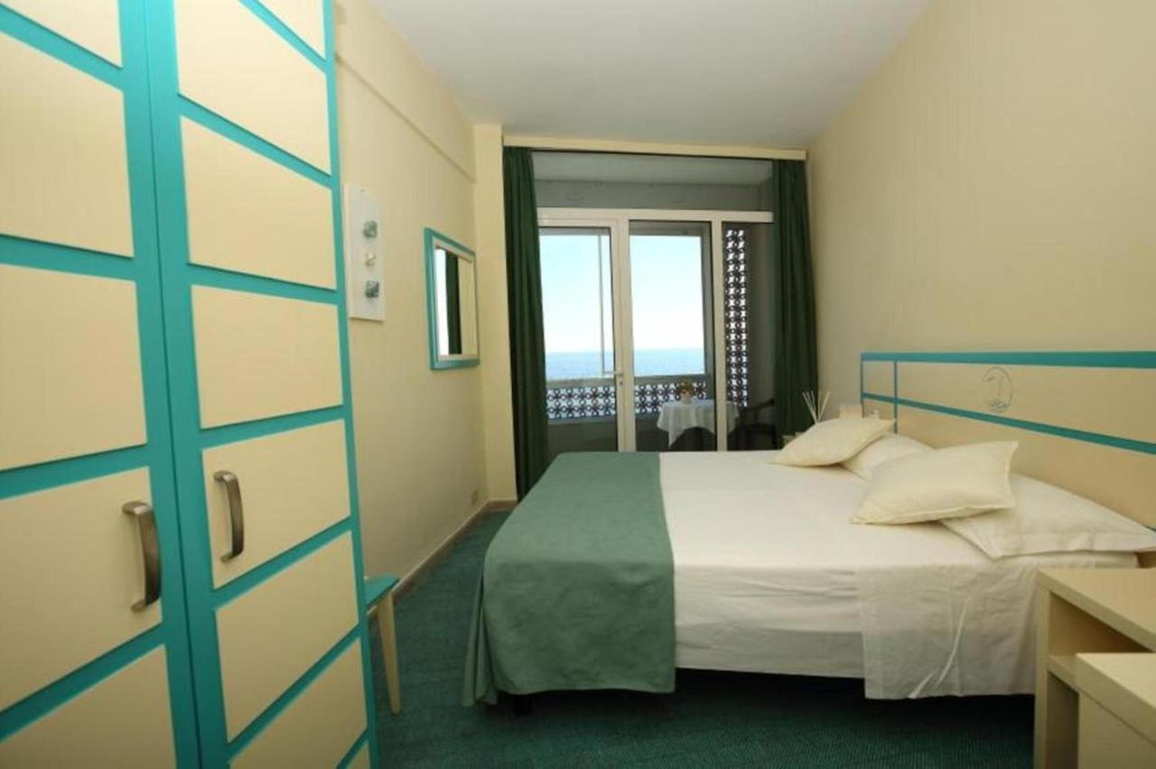 Hotel La Scogliera Cavi di Lavagna Exterior foto